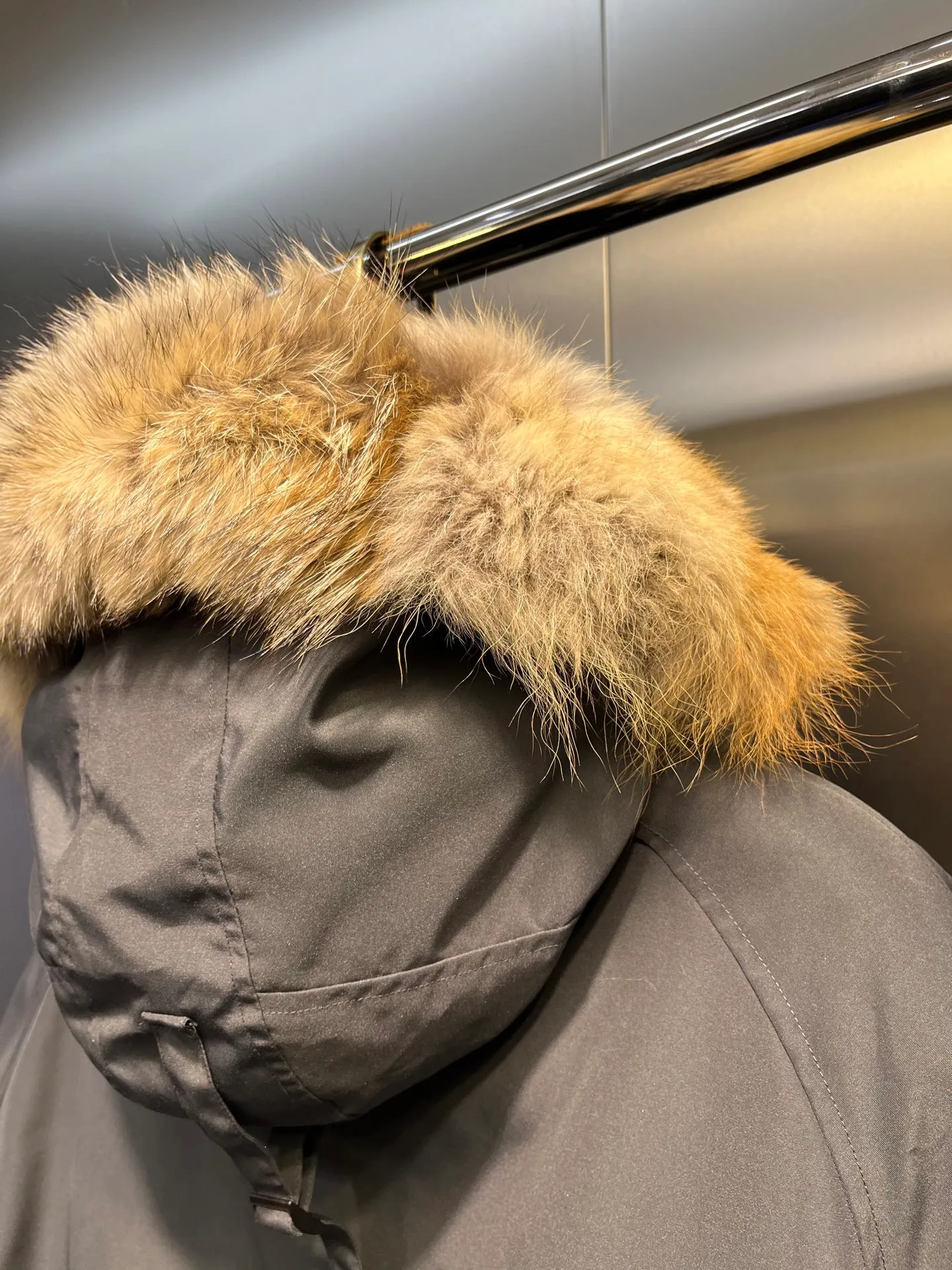 P720 high-end version (new version of Big Goose 01) Canada Goose Canada Goose #Chilliwack 7999M bomber jacket short down jacket/01 model #Men and Women Same Style# ➖ Genuine synchronous anti-counterfeiting chip sensor! ➖ Imported 21S polyester-cotton blended original fabric [last year’s 16S/18S hard fabrics have been completely eliminated, this year all use 21S genuine synchronous fabrics, the soft mid-strap feels delicate and textured], genuine synchronous Feather-Light 10D waterproof coating fabric, made of 84.5 polyester fiber and 15.5 cotton, 100% the best feel in the entire network! ➖ The genuine official website is synchronized with the national standard 80 white duck down, you can check the official website customer service, there will never be a series of misleading claims such as 90 down or goose down! ➖ Using the best nylon lining with double double-layer sealing design, velvet-proof No. 7 needle + grid-filled down ready-made garments, there is 100% no so-called velvet running! ➖ The cuffs are designed with thickened seamless threads, and the collar and pockets are lined with top-quality polar fleece to keep you warm and comfortable! ➖ Yoshida YKK provides original custom-made electroplated sliders. YKK two-way lockable zippers are tight and smooth and will not peel off paint! ➖ 3M composite guarantees that the Velcro is the same as the original, durable, and all accessories and hardware are custom-made! ➖ Imported BEHRINGER embroidery machine to customize the 10,000-needle embroidery logo, 98% of which can be reproduced to restore the original logo. You can check and compare on the official website! ➖ The fur collars are all made of large pieces of Western Canadian blue wolf hide, ensuring that each fur collar is 13-15cm wide!   Size:XS-XXL